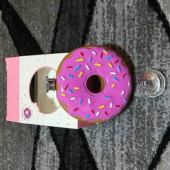 PINK SPRINKLE DONUT ๐ฉ 10-OZ STAINLESS STEEL TRAVEL FLASK - Picture 2 of 13